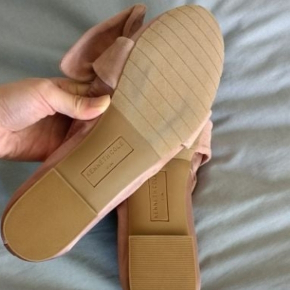 Kenneth cole Beige with a hint peach color.Flexible soles.tie large soft bow. Si - Picture 3 of 5